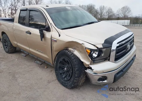 2010 Toyota Tundra Grade 5.7L V8 z USA, uszkodzony, nr VIN 5TFUY5F1XAX117844